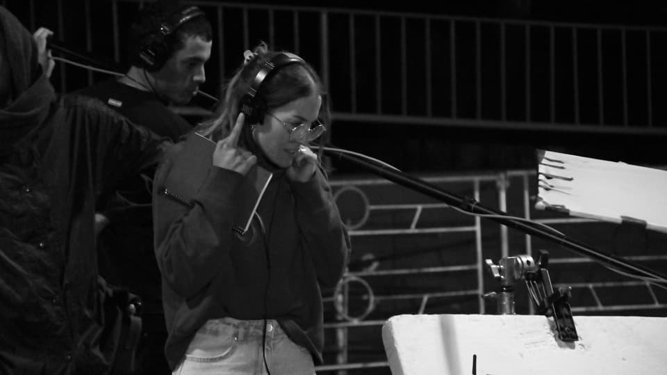 Alejandra Lipoma en un rodaje, con auriculares