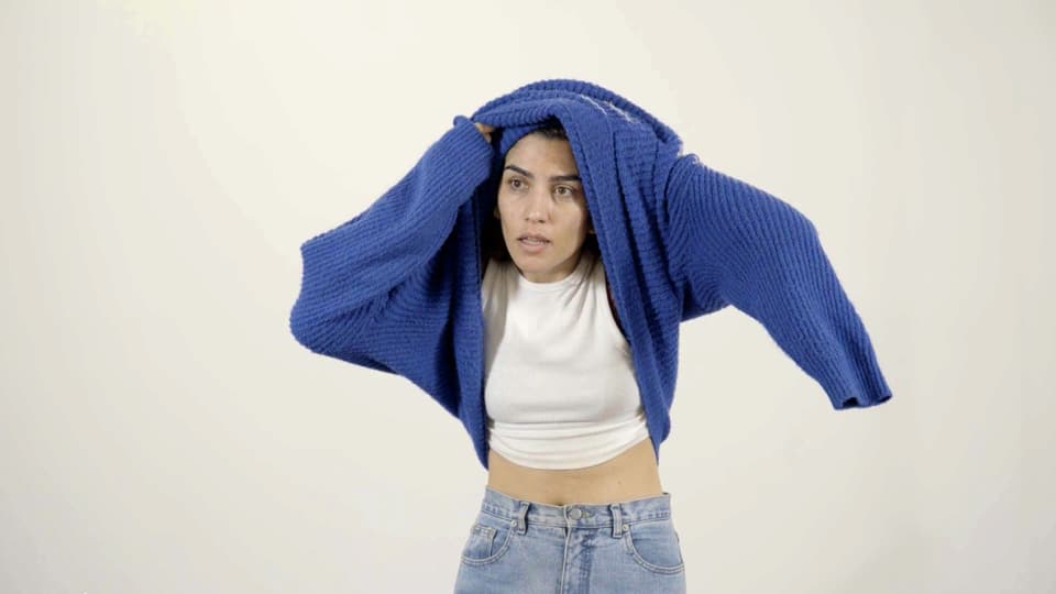 Rosario Blue: mujer con un suéter azul
